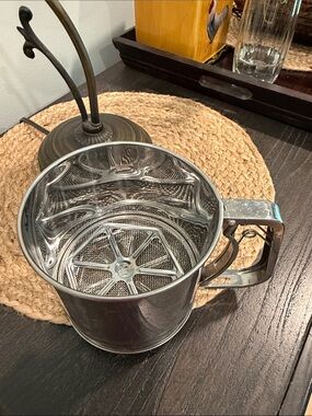Stainless Steel Handheld Flour Sifter - Shiny Silver